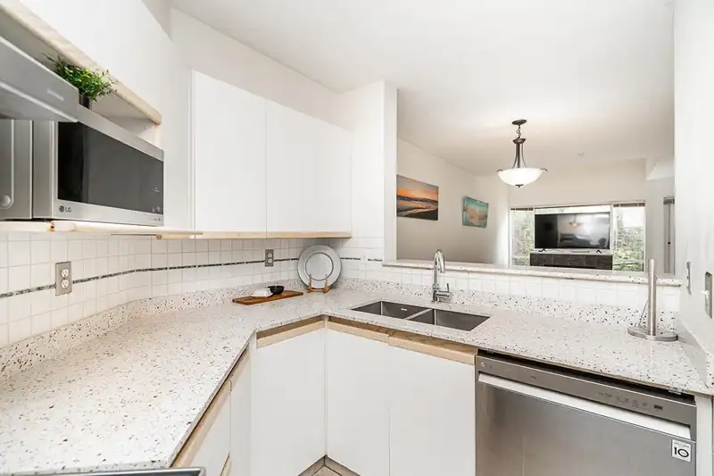 310 2429 HAWTHORNE AVENUE - photo 4 of 32