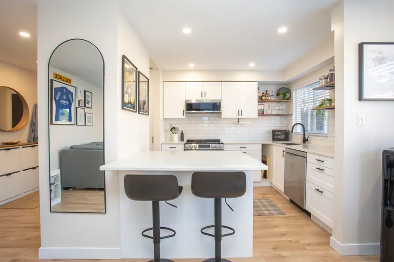 202 1381 MARTIN STREET - photo 1 of 25