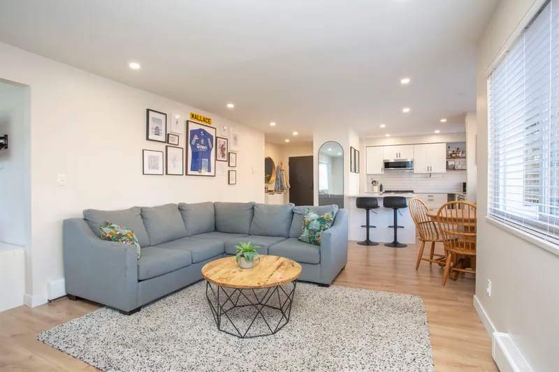 202 1381 MARTIN STREET - photo 2 of 25