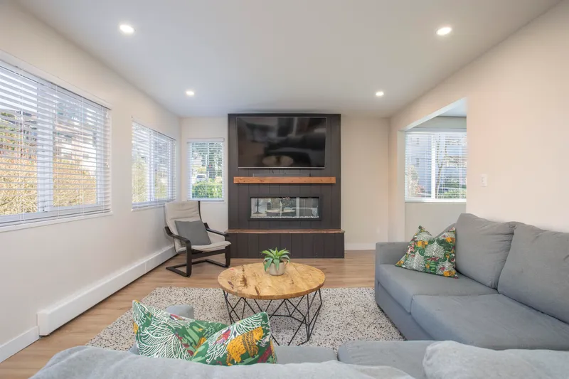 202 1381 MARTIN STREET - photo 3 of 25