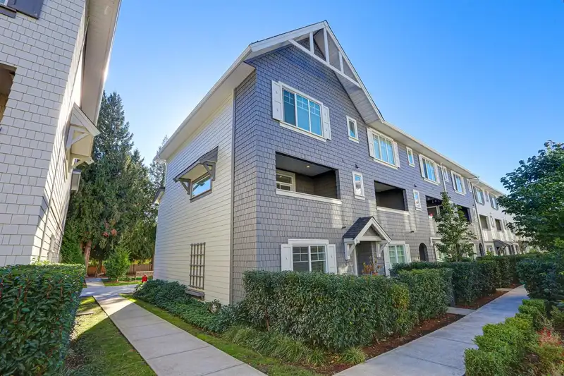 104 15850 85 AVENUE - photo 1 of 21