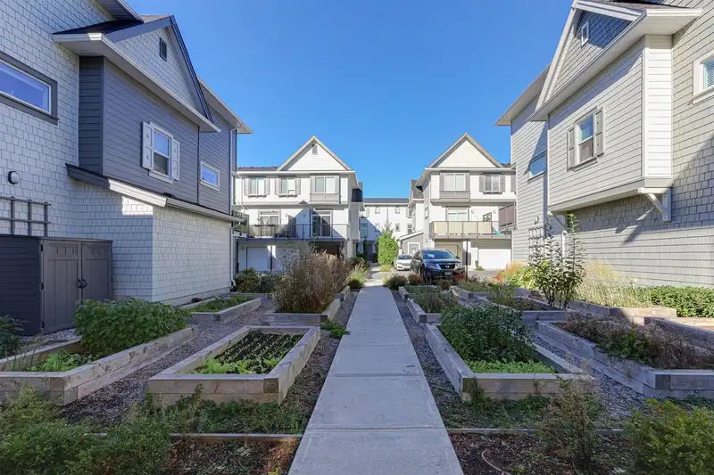104 15850 85 AVENUE - photo 3 of 21