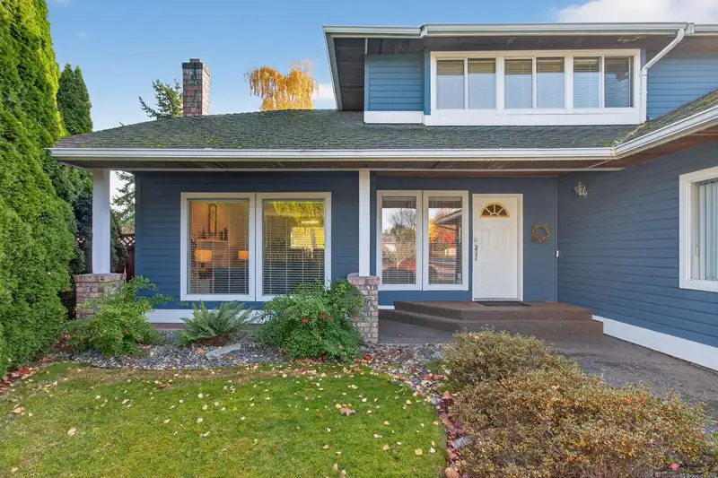 14082 17 AVENUE - photo 2 of 32