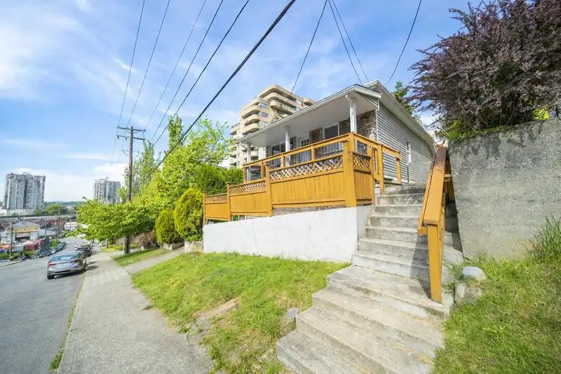 1011 AUCKLAND STREET - photo 1 of 23