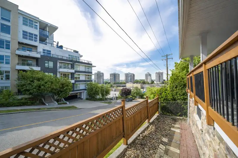 1011 AUCKLAND STREET - photo 3 of 23