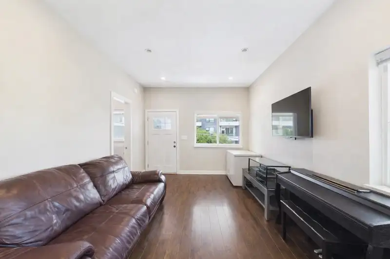 1011 AUCKLAND STREET - photo 4 of 23