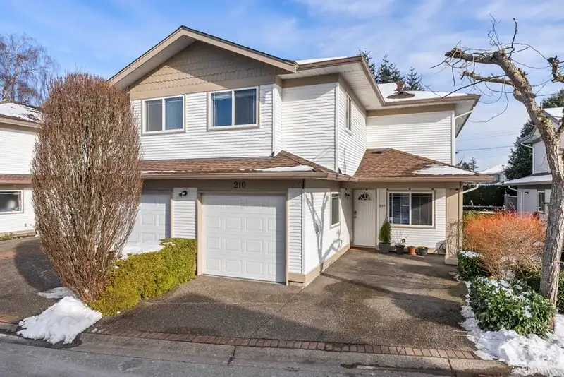 210 16233 82 AVENUE - photo 1 of 28