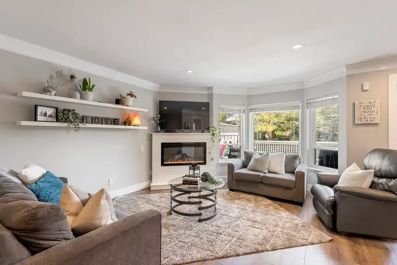 210 16233 82 AVENUE - photo 2 of 28