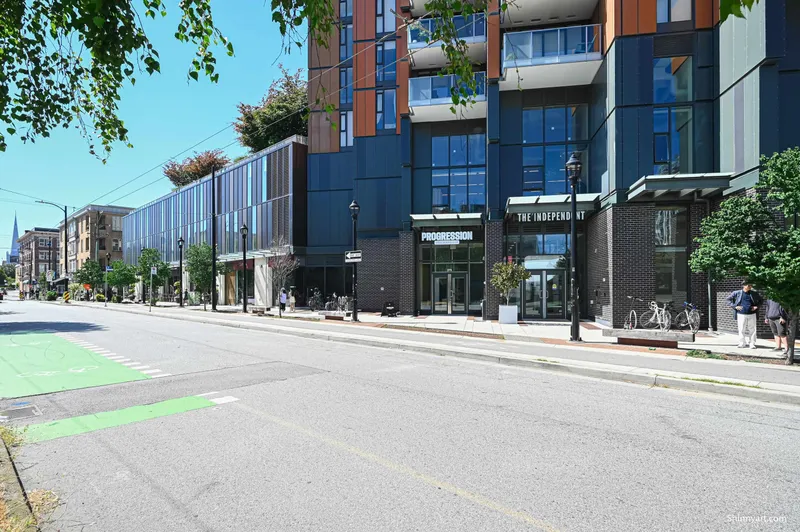 506 285 E 10TH AVENUE - photo 2 of 25