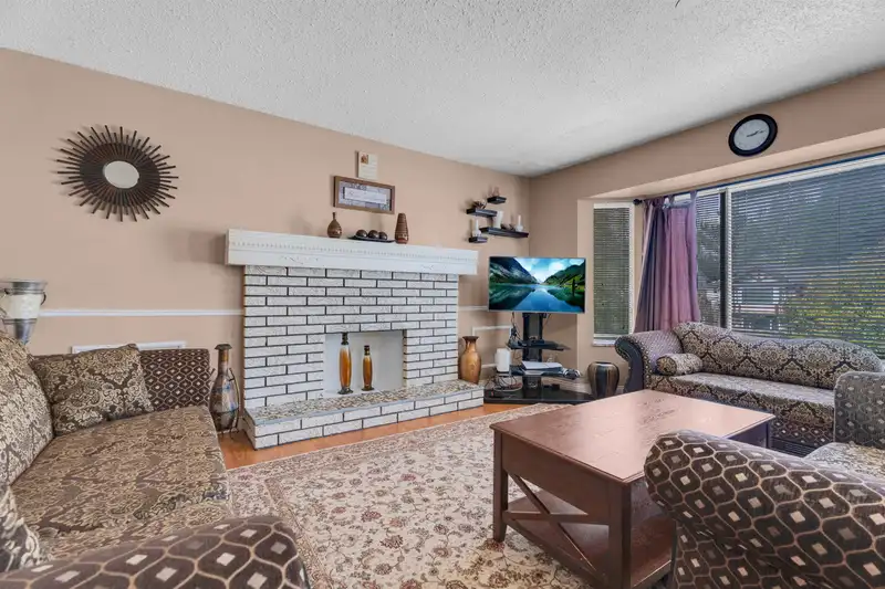 14110 72A AVENUE - photo 2 of 32