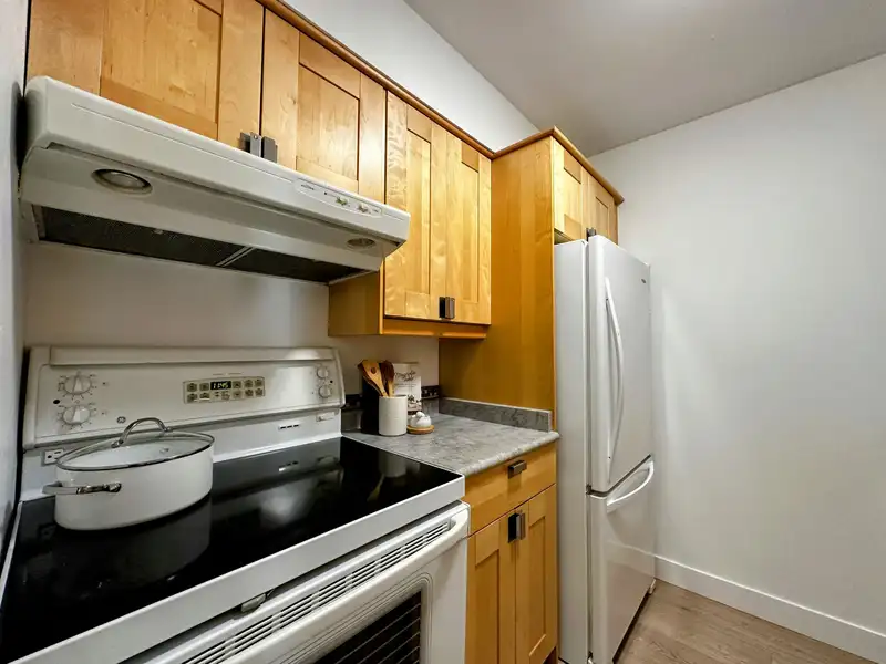 1369 W 8TH AVENUE - photo 4 of 33