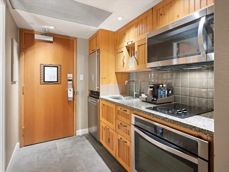 516 4090 WHISTLER WAY - photo 3 of 24