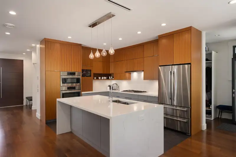 812 E 6TH STREET - photo 3 of 30