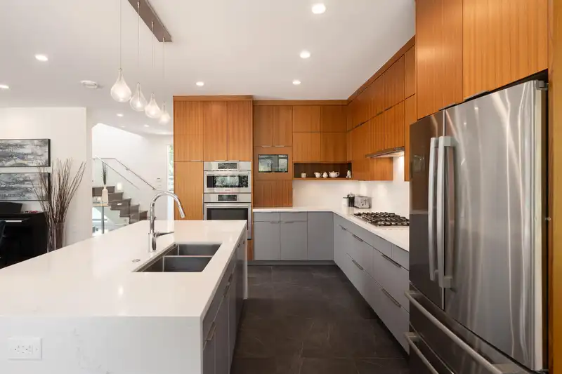 812 E 6TH STREET - photo 4 of 30