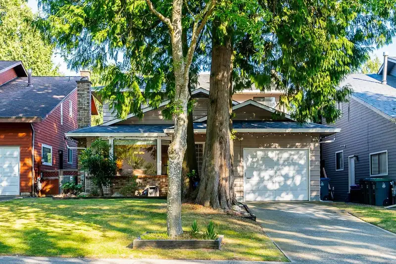 14880 17 AVENUE - photo 3 of 40