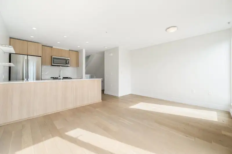 8 531 E 16TH AVENUE - photo 3 of 29