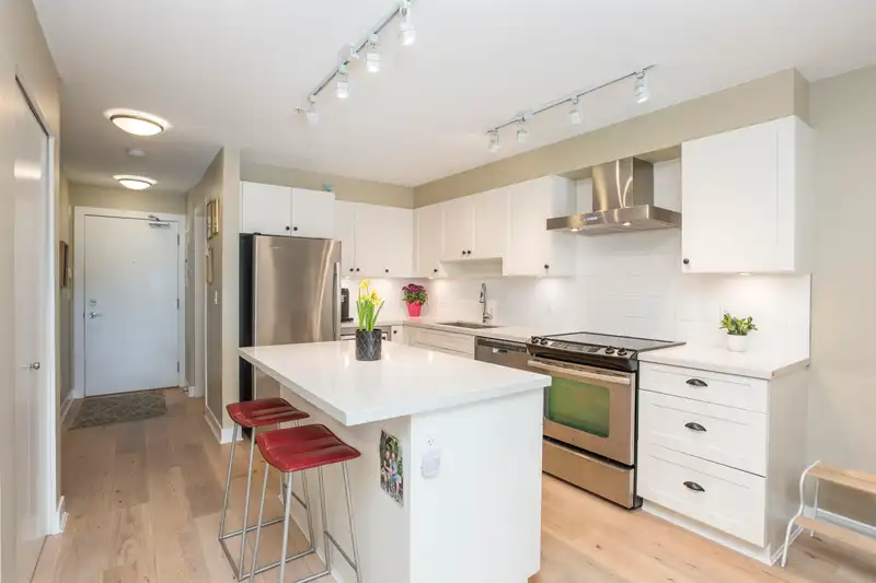 103 500 ROYAL AVENUE - photo 2 of 26