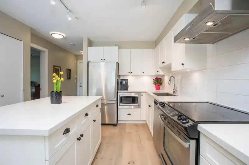 103 500 ROYAL AVENUE - photo 3 of 26