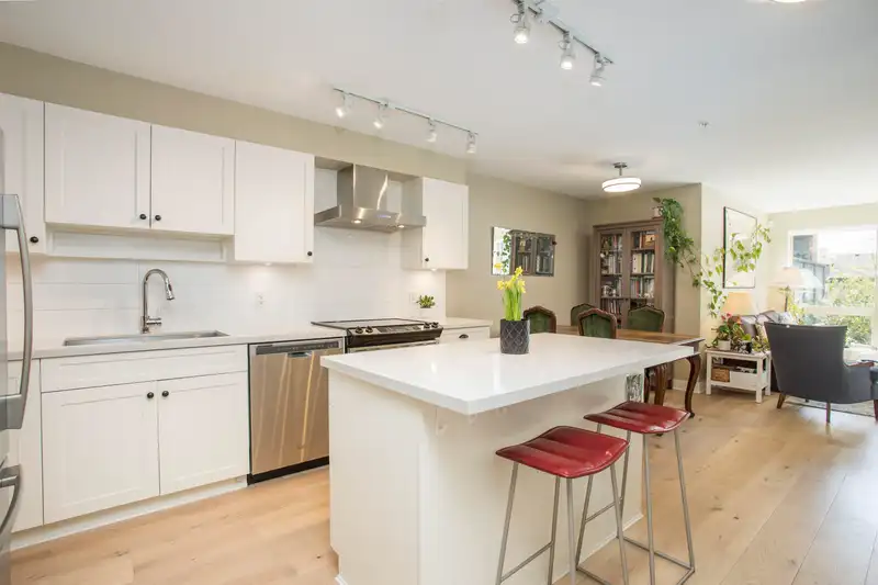 103 500 ROYAL AVENUE - photo 4 of 26