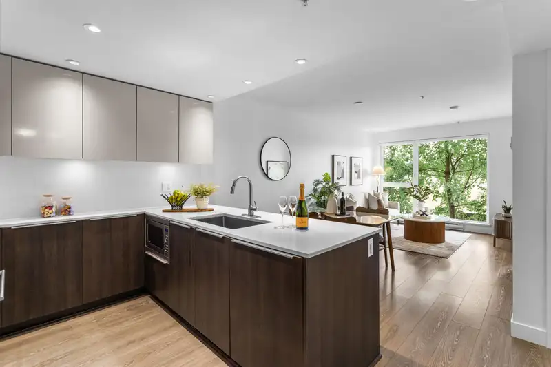 211 1588 E HASTINGS STREET - photo 4 of 37