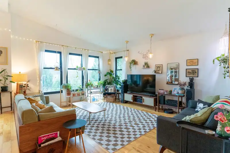 381 CLARENCE STREET - photo 3 of 40