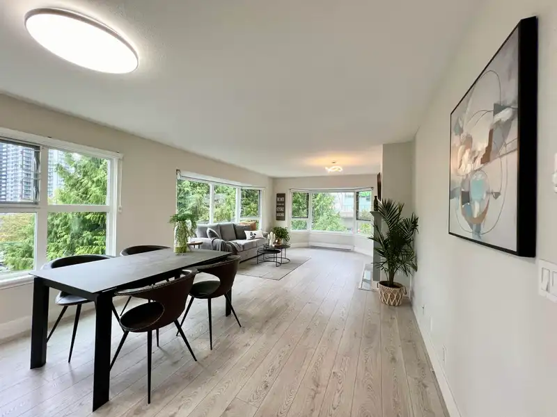 201 501 COCHRANE AVENUE - photo 1 of 33