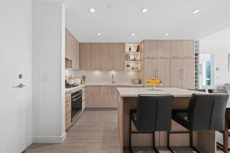 305 747 E 3RD STREET - photo 2 of 39