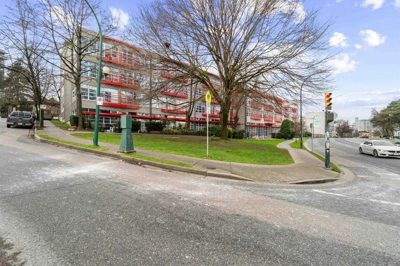 431 350 E 2ND AVENUE - photo 3 of 24