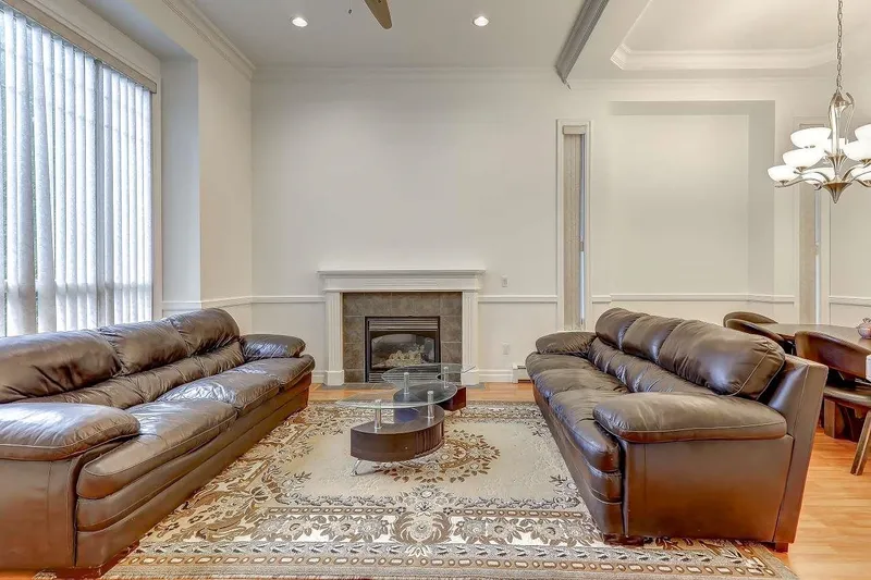 14578 68 AVENUE - photo 3 of 25