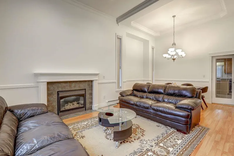 14578 68 AVENUE - photo 4 of 25