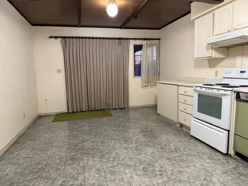 2656 ADANAC STREET - photo 3 of 8