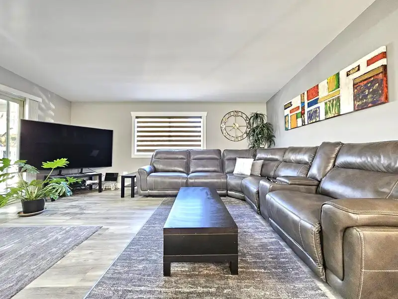 310 201 CAYER STREET - photo 3 of 32