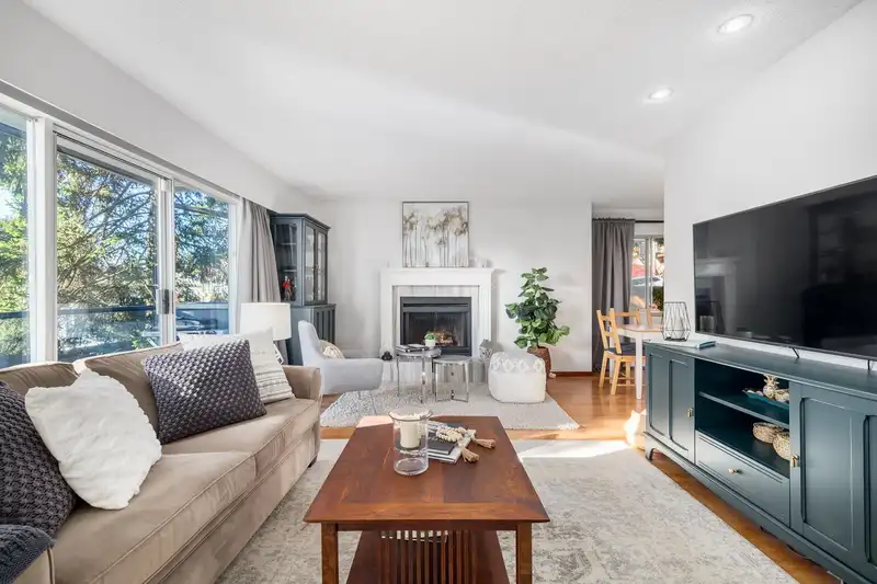 102 230 MOWAT STREET - photo 1 of 30