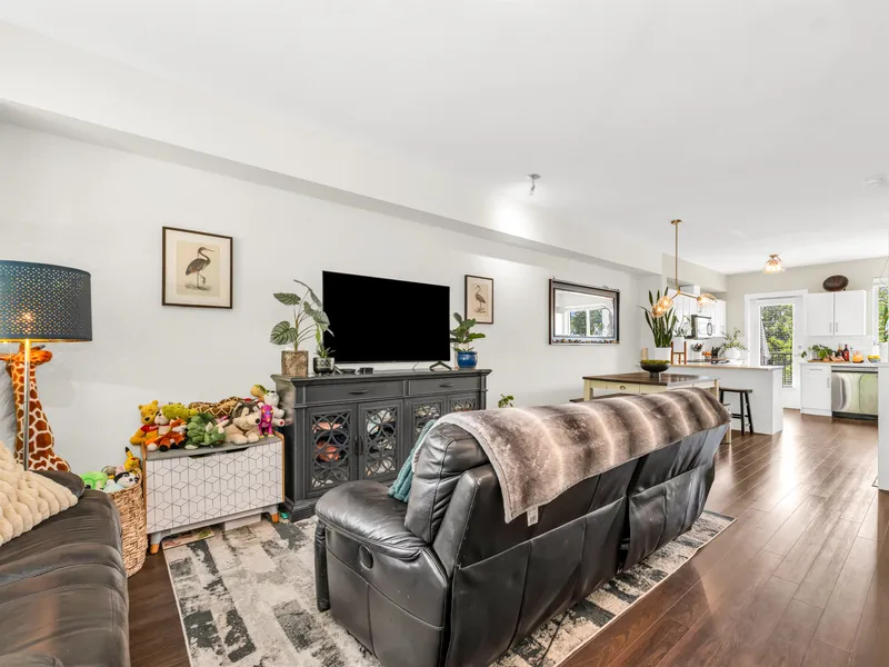 103 1418 CARTIER AVENUE - photo 4 of 25