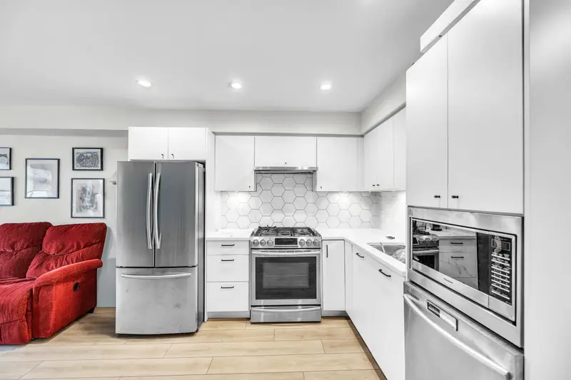 209 1519 CROWN STREET - photo 3 of 22