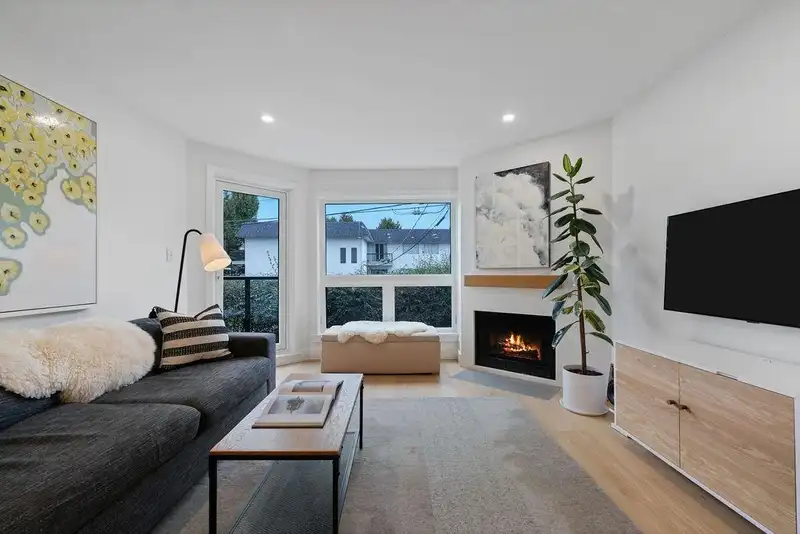203 607 E 8TH AVENUE - photo 3 of 37