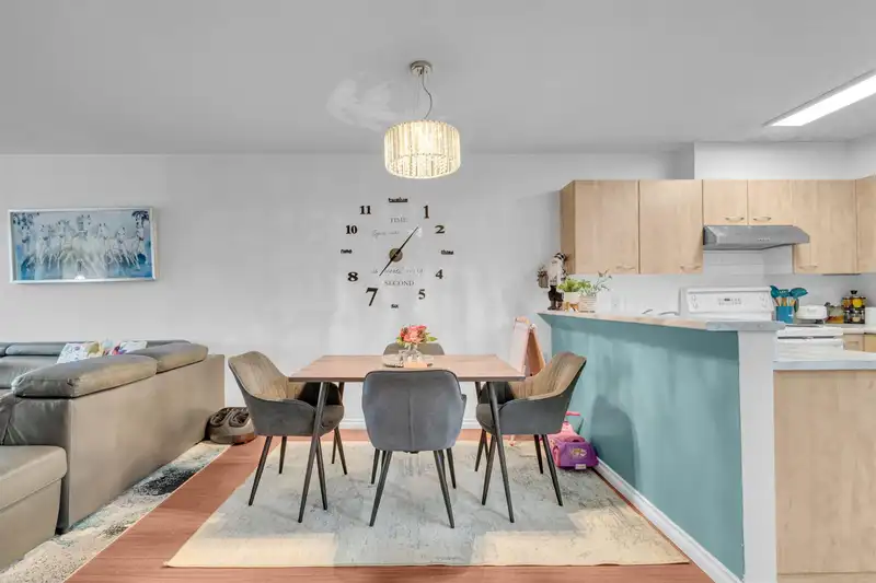 102 2973 KINGSWAY - photo 3 of 9