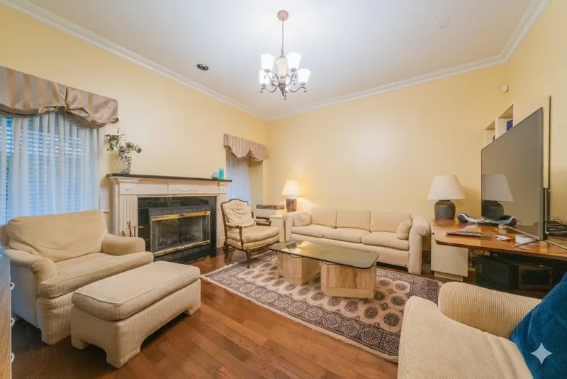 272 WATERLEIGH DRIVE - photo 3 of 6