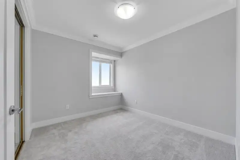 907 HARRIS AVENUE - photo 4 of 11