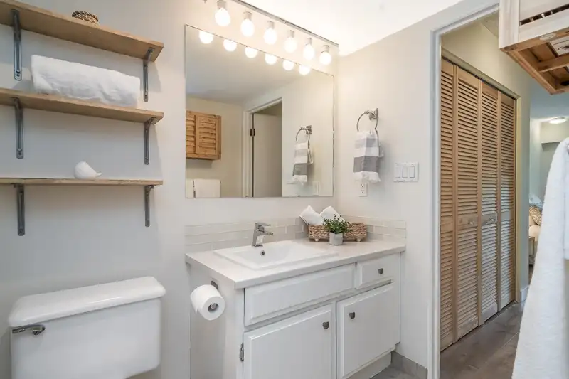 303 1360 MARTIN STREET - photo 4 of 25