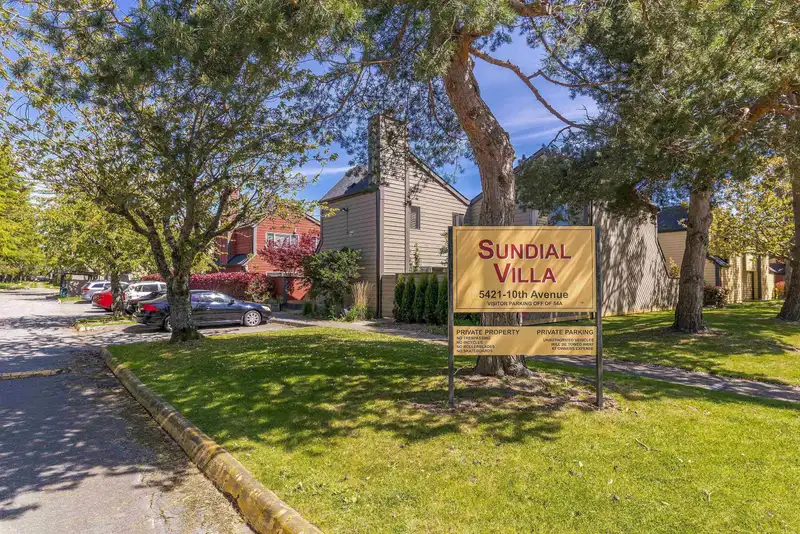 252 5421 10 AVENUE - photo 1 of 26