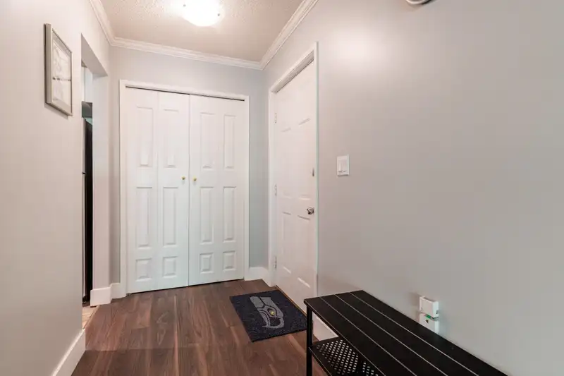 252 5421 10 AVENUE - photo 3 of 26