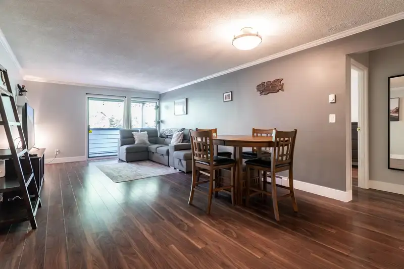 252 5421 10 AVENUE - photo 4 of 26