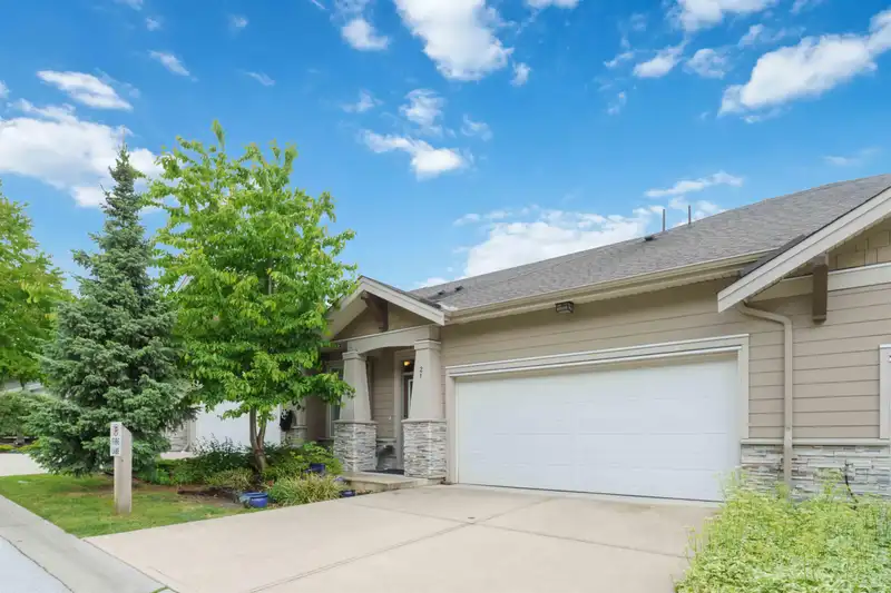 21 7138 210 STREET - photo 2 of 37