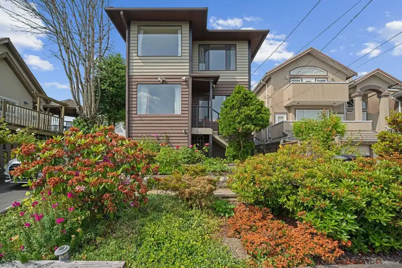 4925 CLINTON STREET - photo 2 of 33
