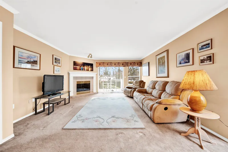 101 16071 82 AVENUE - photo 4 of 25