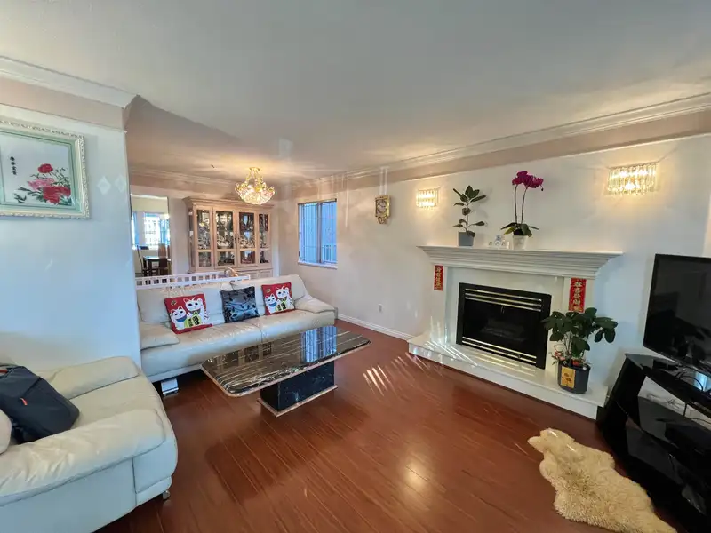 2033 E 43RD AVENUE - photo 3 of 20