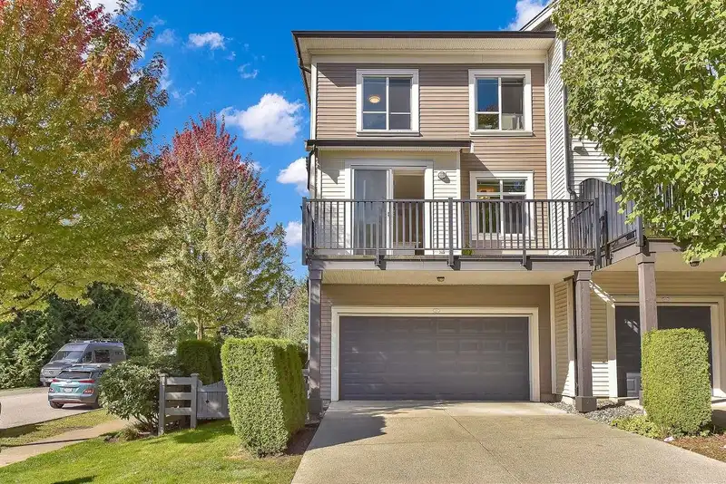 26 1237 HOLTBY STREET - photo 4 of 37