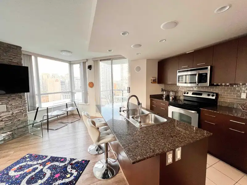 1402 1212 HOWE STREET - photo 3 of 23