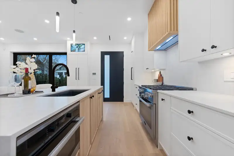 1 2846 W 12TH AVENUE - photo 4 of 39